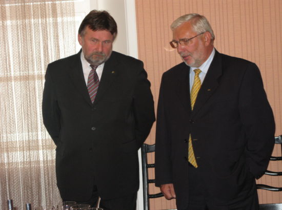 Suursaadik Plamen Bonchev annab RK aseesimehele K. Ojulandile ning RK liikmetele T. Varekile ja H. Õunapuule Bulgaaria aumedalid